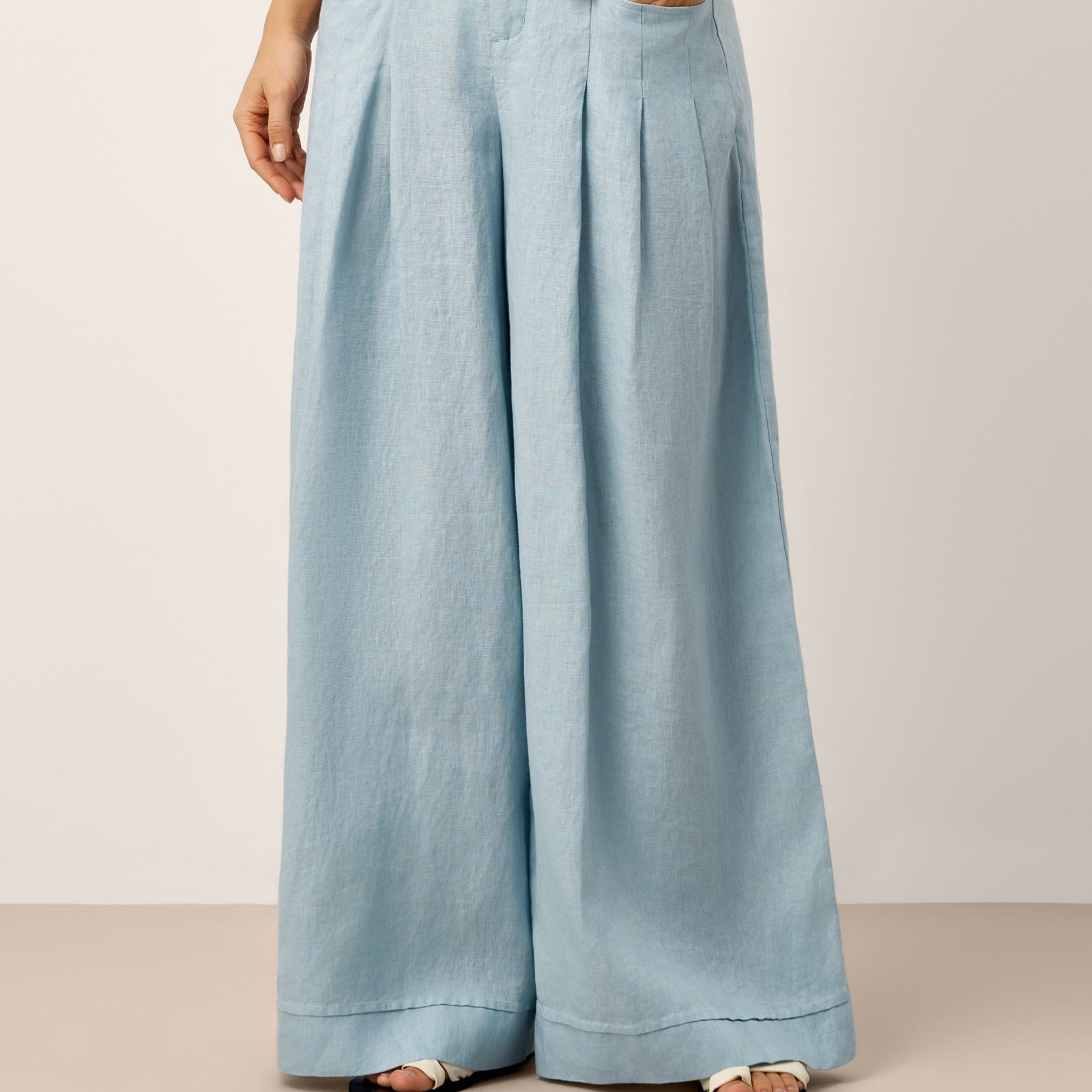 Fashionista Heaven Linen Pleated Relaxed Pants — Yara